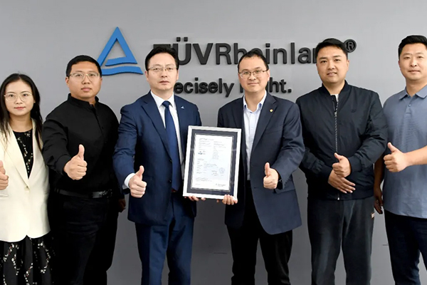 ���ѿ���롰��ά��ʱ���������˵羺���T?V����IEC 61215��IEC 61730��֤